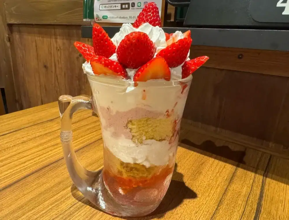 第2位 【もはやケーキ!?】びっくりドンキーの「ジョッキパフェ」が今年もヤバい!“デカ盛り”完熟いちごの山に溺れてきた