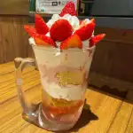 第2位 【もはやケーキ!?】びっくりドンキーの「ジョッキパフェ」が今年もヤバい!“デカ盛り”完熟いちごの山に溺れてきた