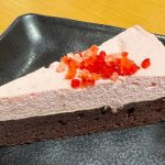 コラボ限定ステッカー付き　2層の味わいを楽しむ濃厚苺ガトーショコラ