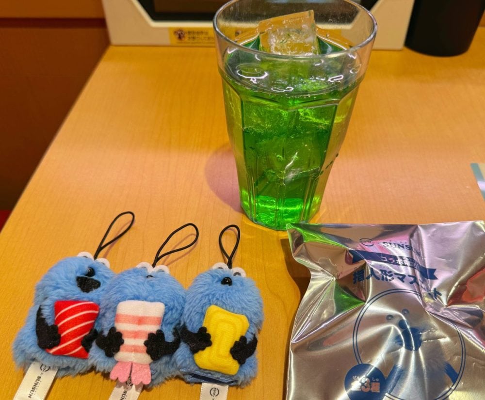 これは争奪戦の予感……！コラボ限定指人形マスコット付きドリンク