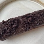 昨年人気だった「ザクザクチョコクッキーサンド」が、大阪ブラックサンダーのコテコテな味わいで再登場！