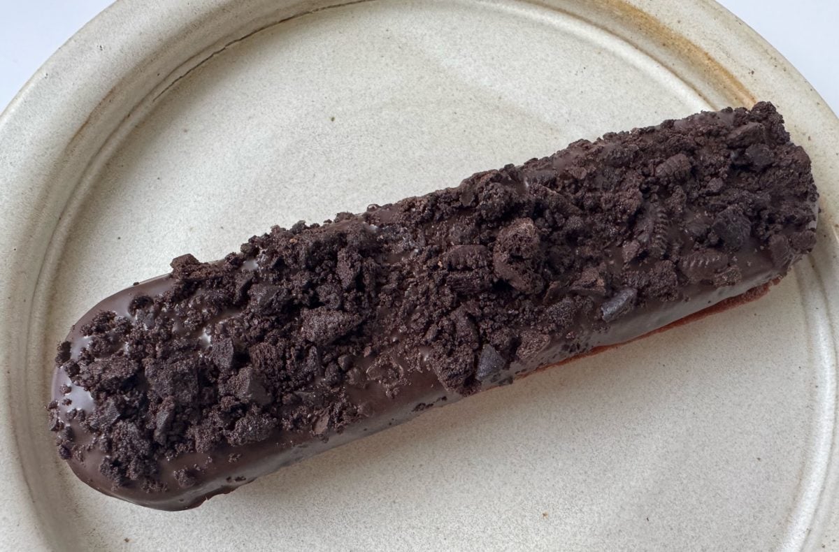 昨年人気だった「ザクザクチョコクッキーサンド」が、大阪ブラックサンダーのコテコテな味わいで再登場！
