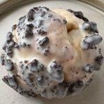 北海道限定の白いブラックサンダーをイメージした味わいと食感のクッキー＆クリームシュー