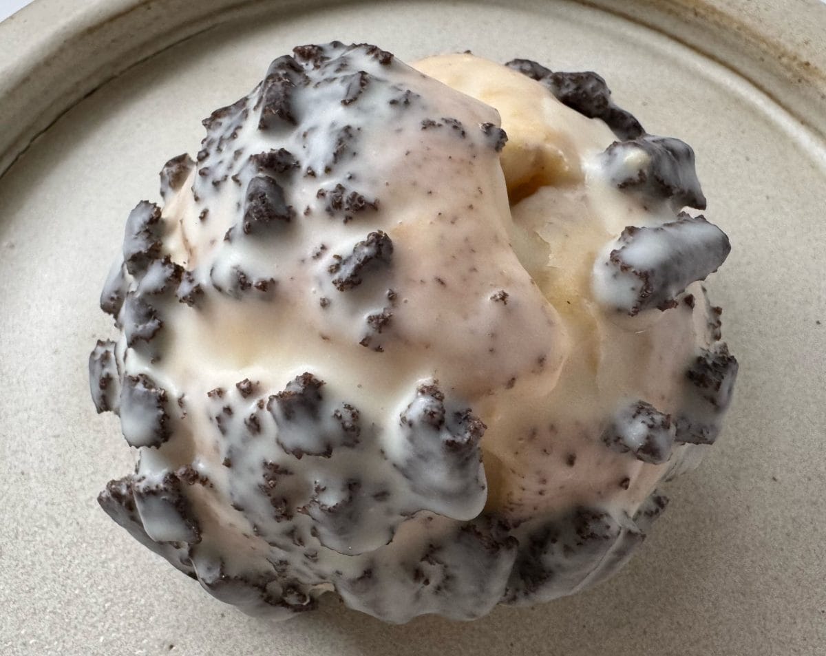 北海道限定の白いブラックサンダーをイメージした味わいと食感のクッキー&クリームシュー