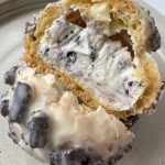 ホワイトチョコでコーティングされたザクザクとハードな食感のシューの中には、ミルクの優しい甘みを感じるクリームとココアクランチがイン