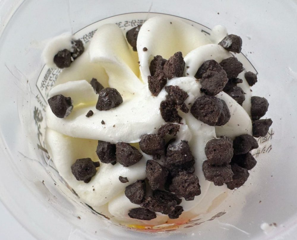 おなじみのコク深いミルクアイスにザクザククッキーが！