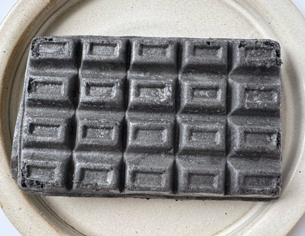 お皿からもはみ出んばかりの大きさ