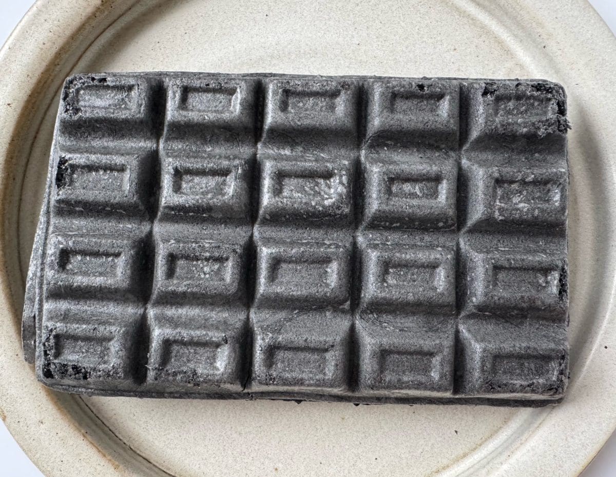 お皿からもはみ出んばかりの大きさ