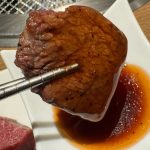 赤ワインのコク深い味わいが、上みすじのしっとりとした肉質と濃厚な脂に最高にマッチ！