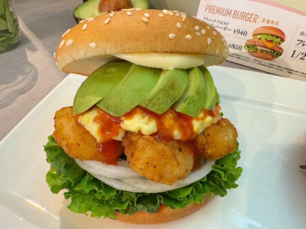 【新作】ぷりぷりの海老×濃厚アボカドの最強コンビ「アボカドシュリンプバーガー」