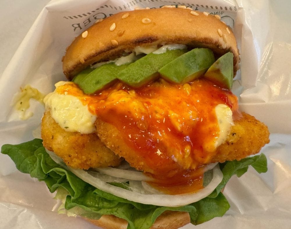 手に取った瞬間にずっしりとした重みを感じる、迫力満点の贅沢バーガー