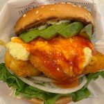 手に取った瞬間にずっしりとした重みを感じる、迫力満点の贅沢バーガー