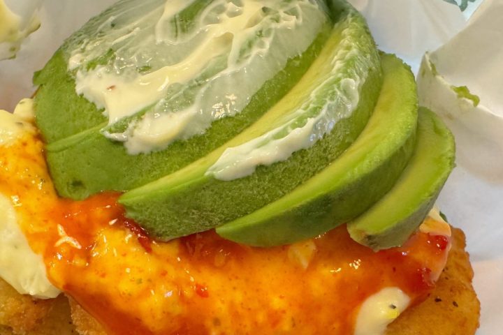 【生アボカド1/2個の衝撃】濃厚&クリーミーがたまらん!フレッシュネスの限定「ぷりぷり海老」&「背徳の和風チーズ」を食べ比べ