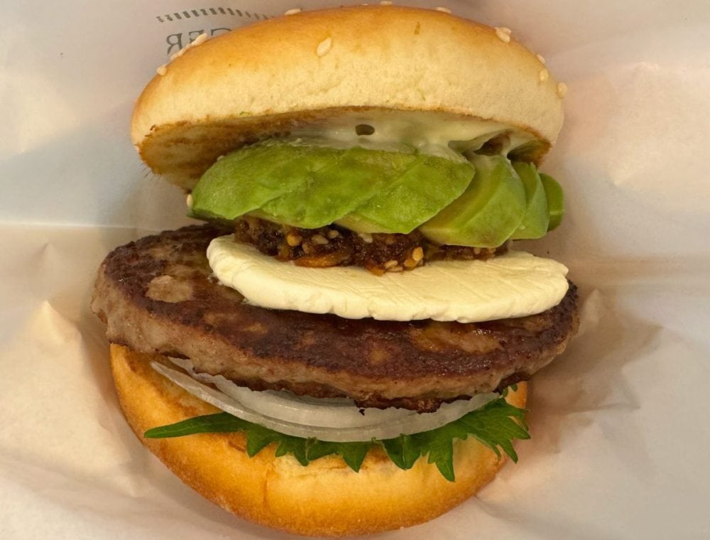 昨年発売し大人気だった「クラシックアボカドクリームチーズバーガー」が今年も登場！