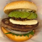 昨年発売し大人気だった「クラシックアボカドクリームチーズバーガー」が今年も登場！