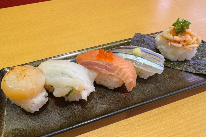 【5種盛りで580円!?】スシローの春メニューがコスパ崩壊…鮮度抜群の桜鯛にお得な食べ比べ皿も!“絶対食べるべき”限定ネタを徹底レポ