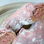 これはドーナツというよりも“洋風いちご大福”