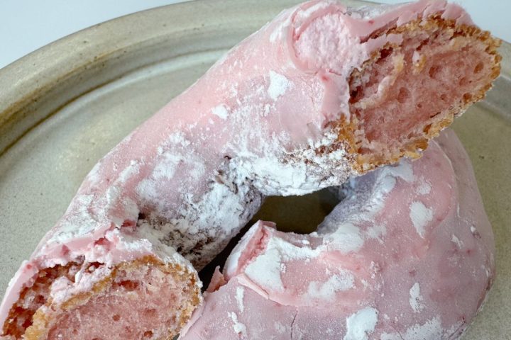 【まるで洋風いちご大福!?】ミスドの春限定「桜もちっとドーナツ」が最高!全4種食べ比べレビュー
