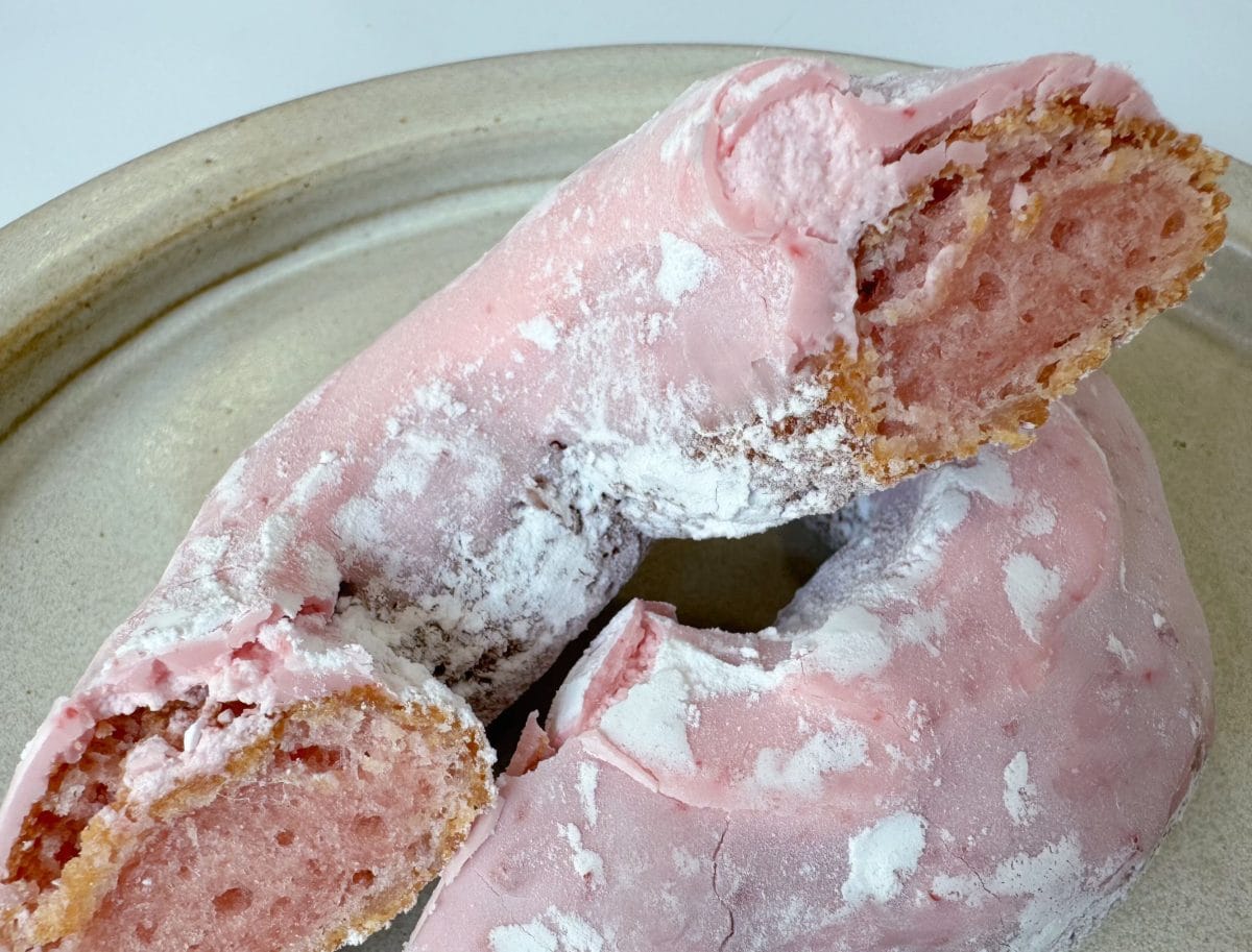 これはドーナツというよりも“洋風いちご大福”