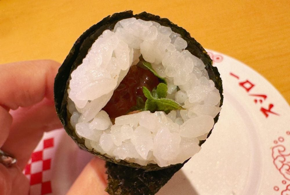 煎り酒で漬けにした筋子とかに本身、大葉がぎっしりと詰まっています