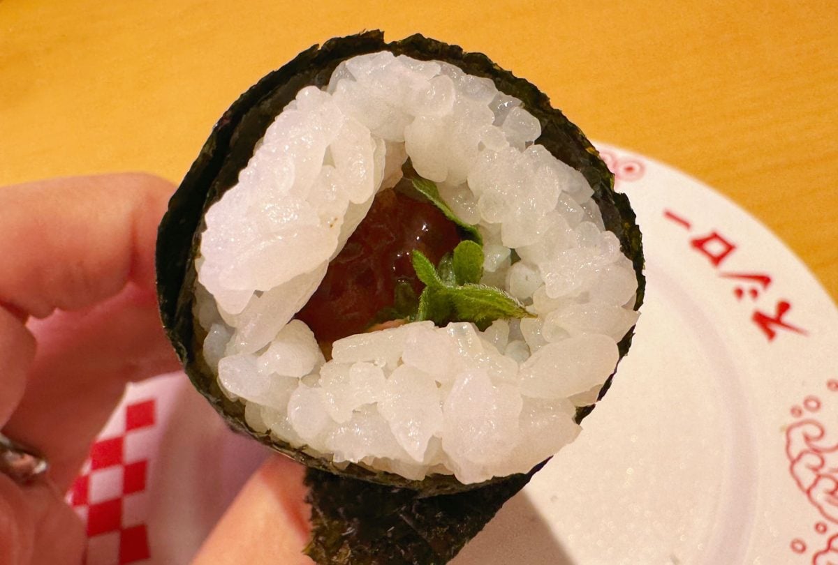 煎り酒で漬けにした筋子とかに本身、大葉がぎっしりと詰まっています