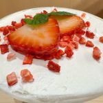 たっぷりのホイップとフレッシュないちご、甘酸っぱいストロベリーピースがトッピング