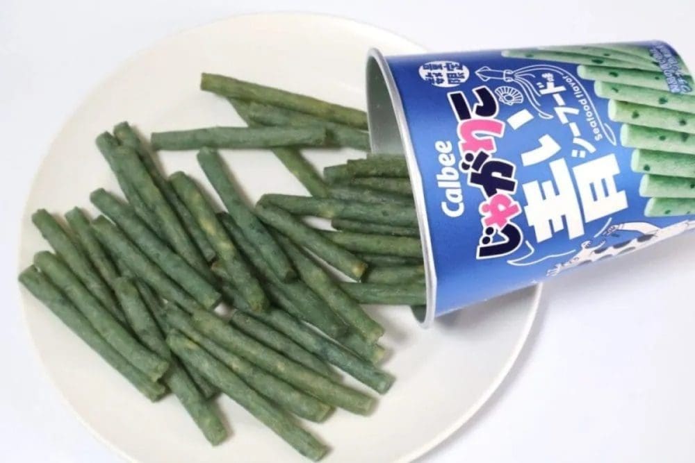 第3位 【見た目はヤバいが味は?】“青いじゃがりこ”に脳がバグった!ローソン50周年「青いコラボ」商品10種を全実食