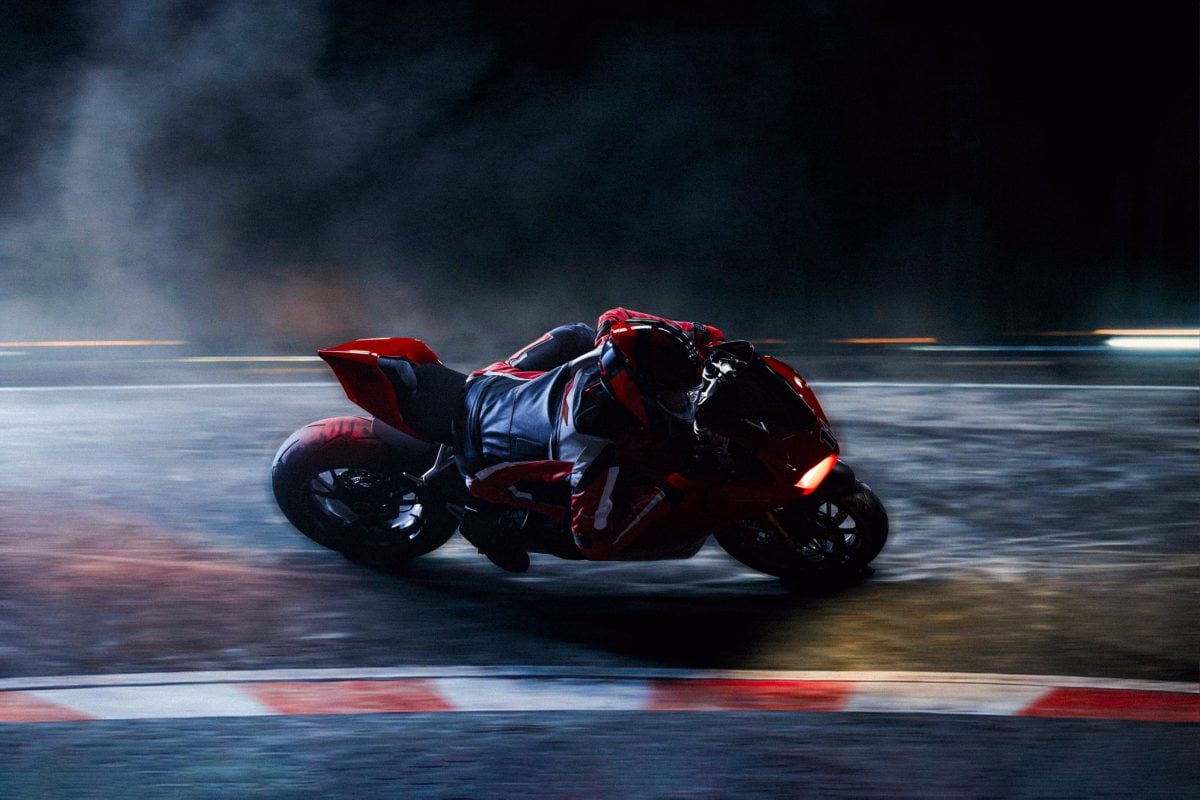 対象店舗でT-レース コレクション購入者を対象に、「2026 FIM MotoGP 日本グランプリ」自由席観戦券 5％オフクーポンコードが記載された「TISSOT × MotoGP」オリジナルステッカーをプレゼントも