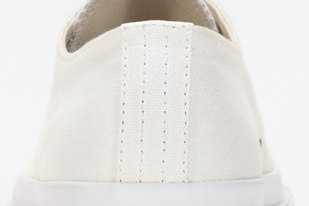 4本ステッチ仕様の踵紐