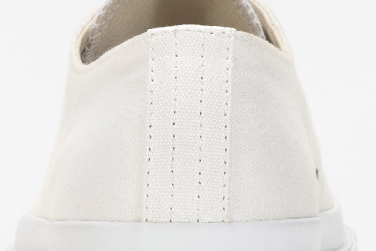 4本ステッチ仕様の踵紐