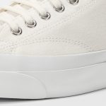 緩いカーブを描いたサイドステッチ