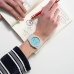 【5週連続リリースラッシュ！】D1ミラノの新作第2弾は焼けた素肌に映えるカラーウォッチ「ポリカーボン」