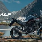 街乗りから高速道路に峠道、そしてトレイルやダートなど、幅広い路面において走りを楽しむことができるオールラウンダーモデル