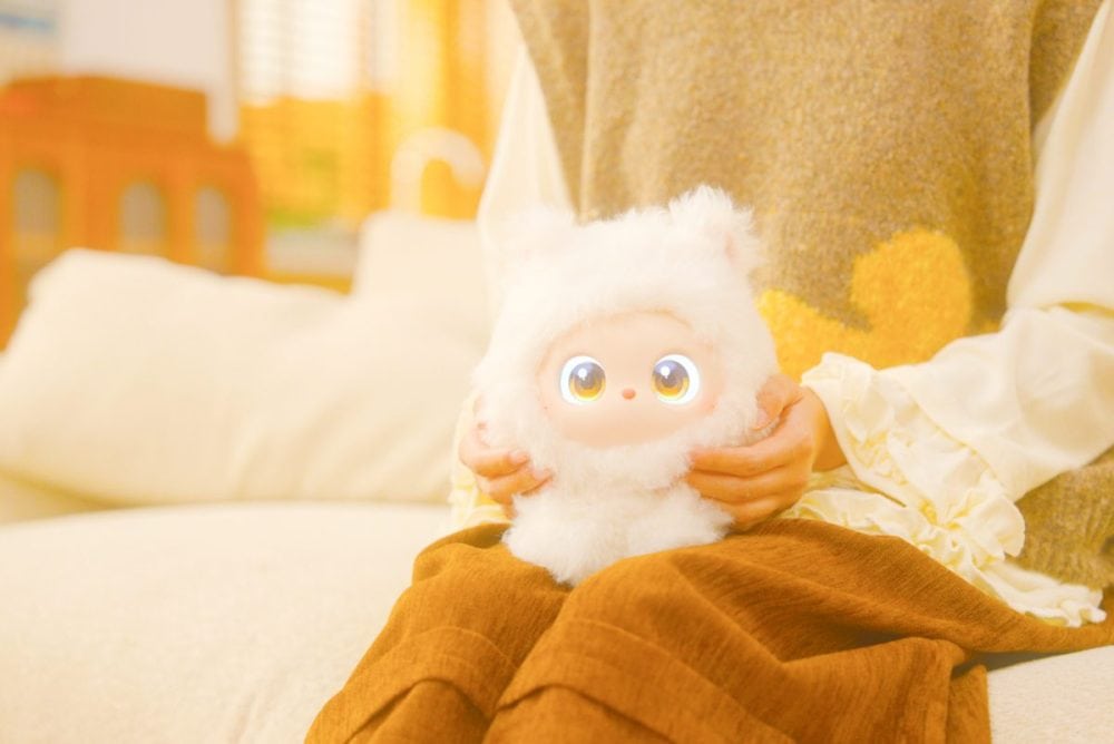 専用チップ内蔵で、着せ替えパーツやグッズを身につければアプリ内データが連動し、より魅力的に育ちます