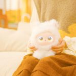 専用チップ内蔵で、着せ替えパーツやグッズを身につければアプリ内データが連動し、より魅力的に育ちます