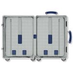 内装には、グリッドパターンを反映したソフトなキルティングライニングと上質なレザーディテールを採用