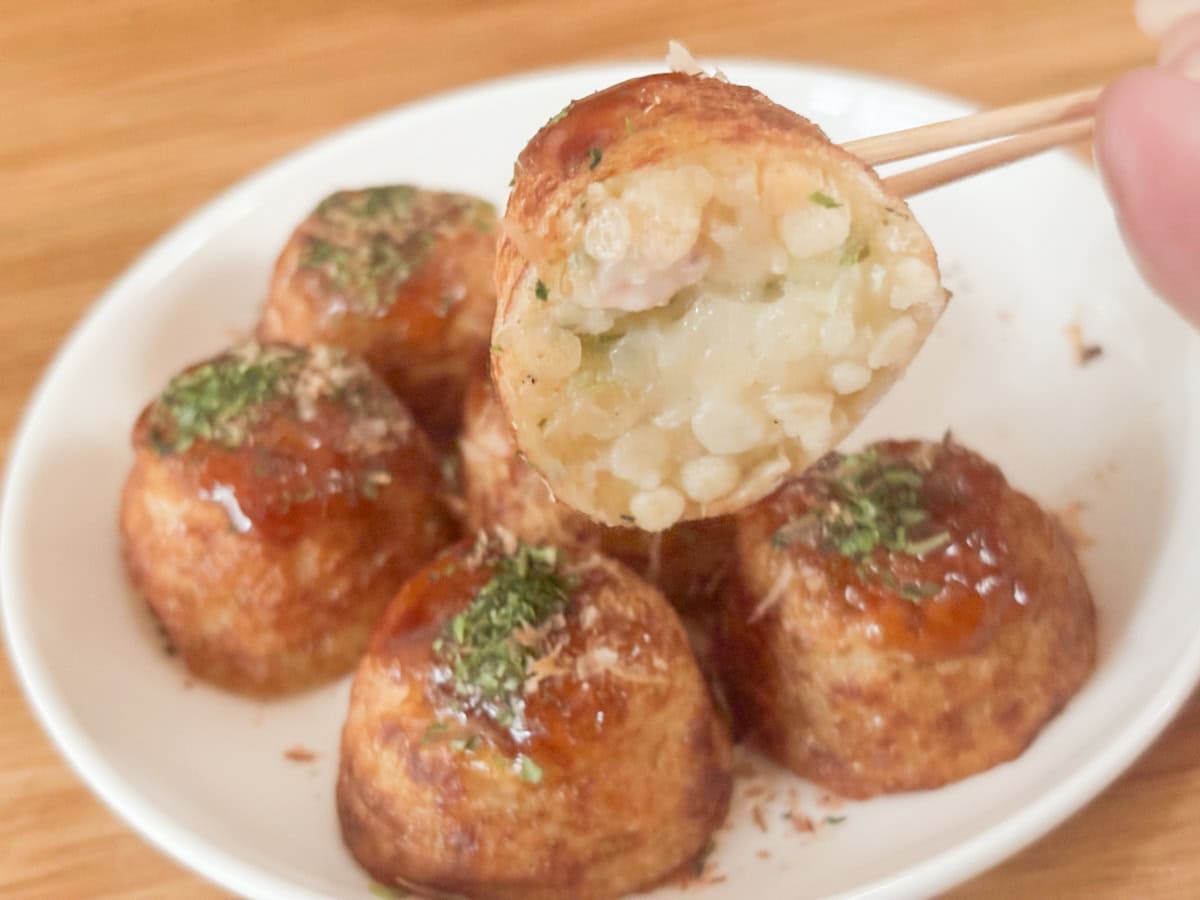 ロピアたこ焼きはタコの存在感が若干弱いのが気になるところですが、中の生地はフワッと柔らかく、お出汁がしっかり効いています