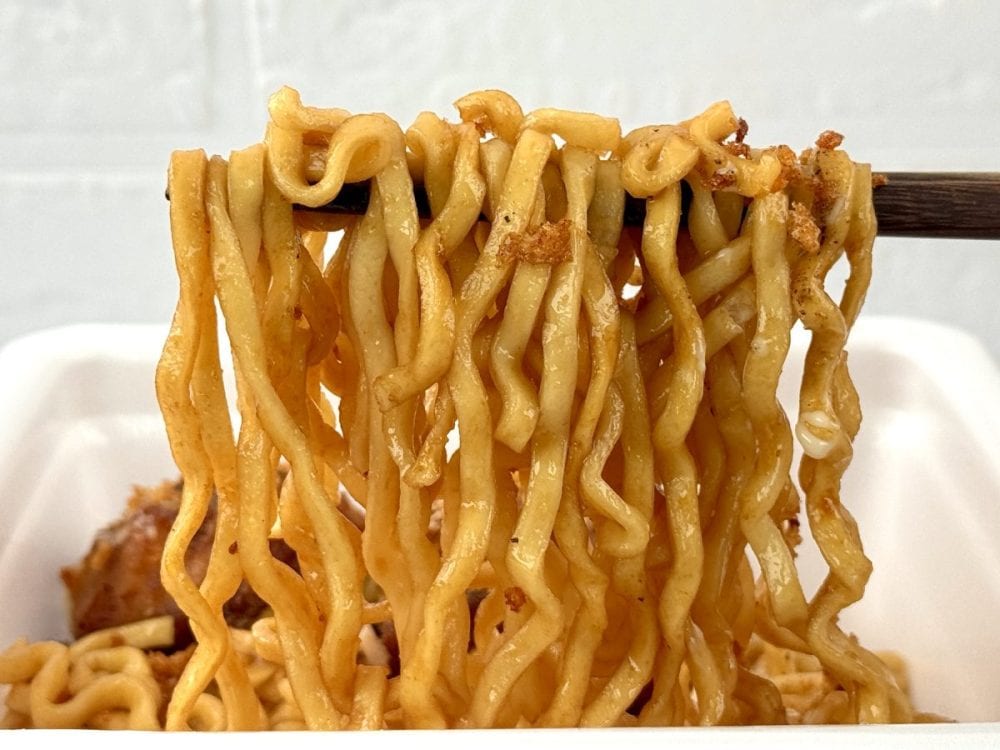 【第3位】セブンプレミアム ななチキ推奨 ぶぶか油そば(セブン-イレブン)/麺は大変食べ応えある「超極太麺」。さすがは麺の明星と言われているだけのクオリティです