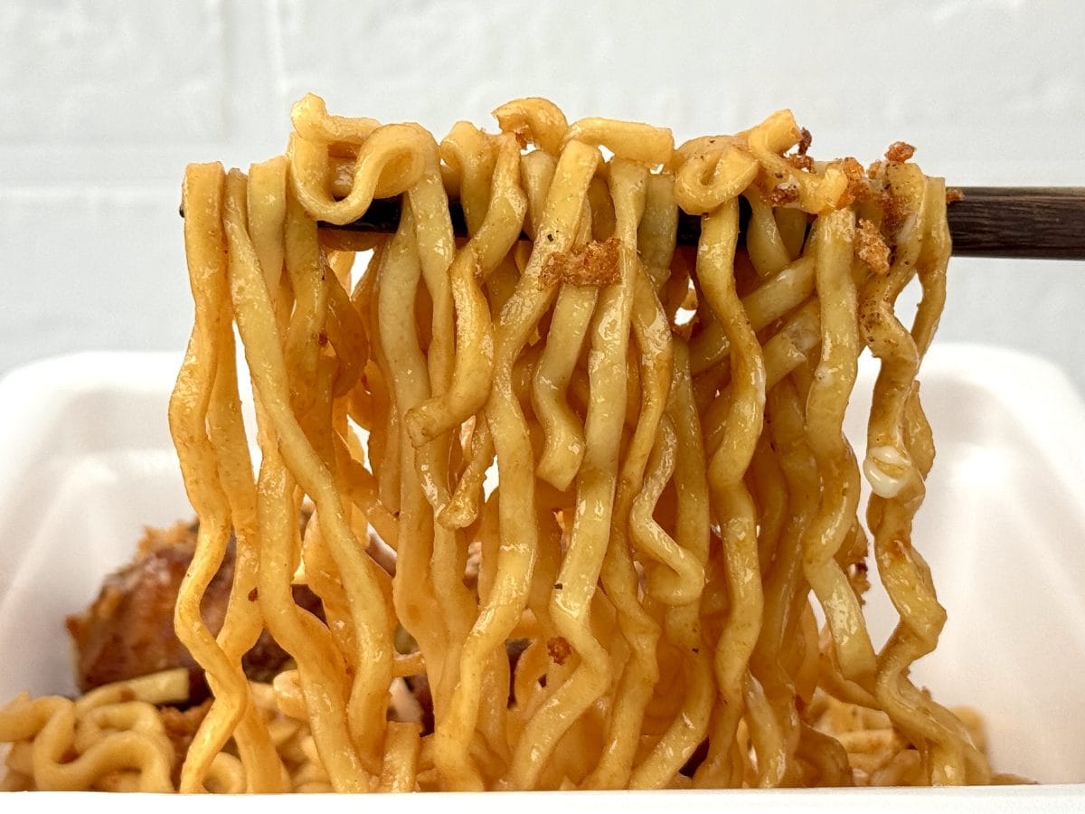 【第3位】セブンプレミアム ななチキ推奨 ぶぶか油そば(セブン-イレブン)/麺は大変食べ応えある「超極太麺」。さすがは麺の明星と言われているだけのクオリティです