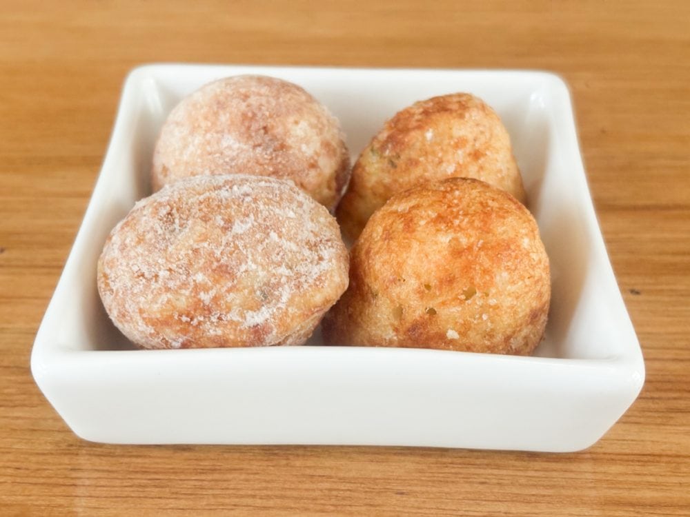 横から見るとロピアのたこ焼きの方がこんもりとしています