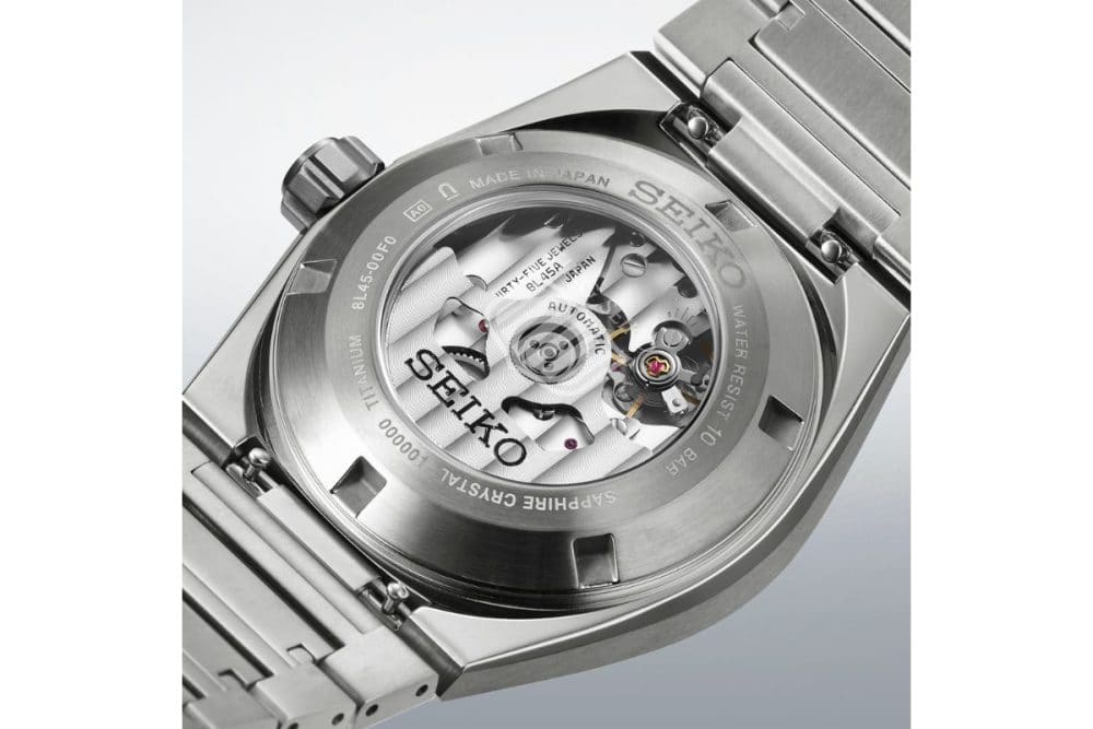 心臓部は、セイコーの現行メカニカルムーブメントとして最も安定した精度（日差＋10～－5秒）と、約72時間の長いパワーリザーブを併せ持つ「キャリバー8L45」