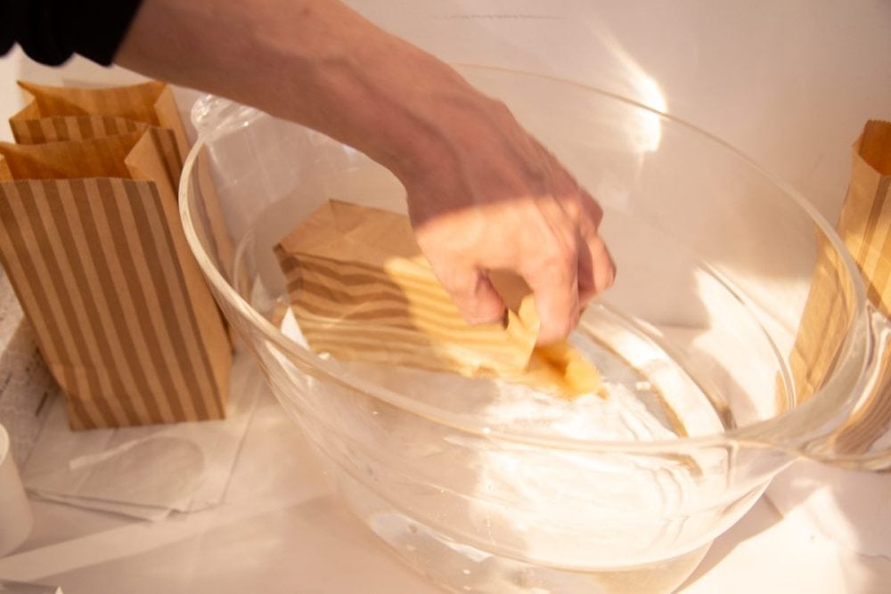 「鬼蓮Onibasu」を紙袋にスプレーすれば、瞬く間に水も洩らない防水袋に変化