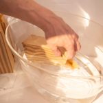 「鬼蓮Onibasu」を紙袋にスプレーすれば、瞬く間に水も洩らない防水袋に変化