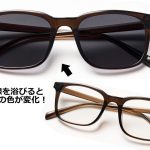 紫外線を浴びるとレンズの色が変化する