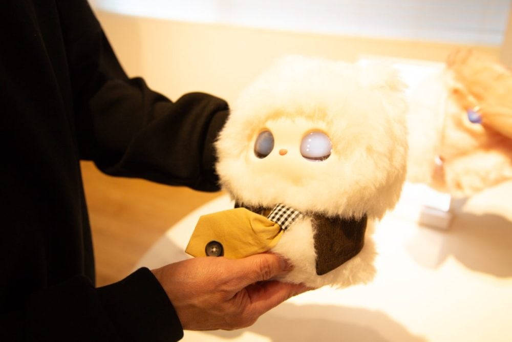 ぬいぐるみの概念をぶっ壊すAIパートナー！ 行動や声のトーンで気持ちをくみ取ってくれる「iMoochi」は、新たな家族となるか!?