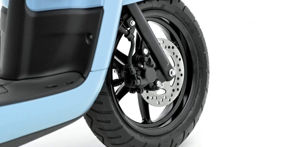 快適かつ軽快な乗り味を実現してくれる前後12インチのワイドタイヤ