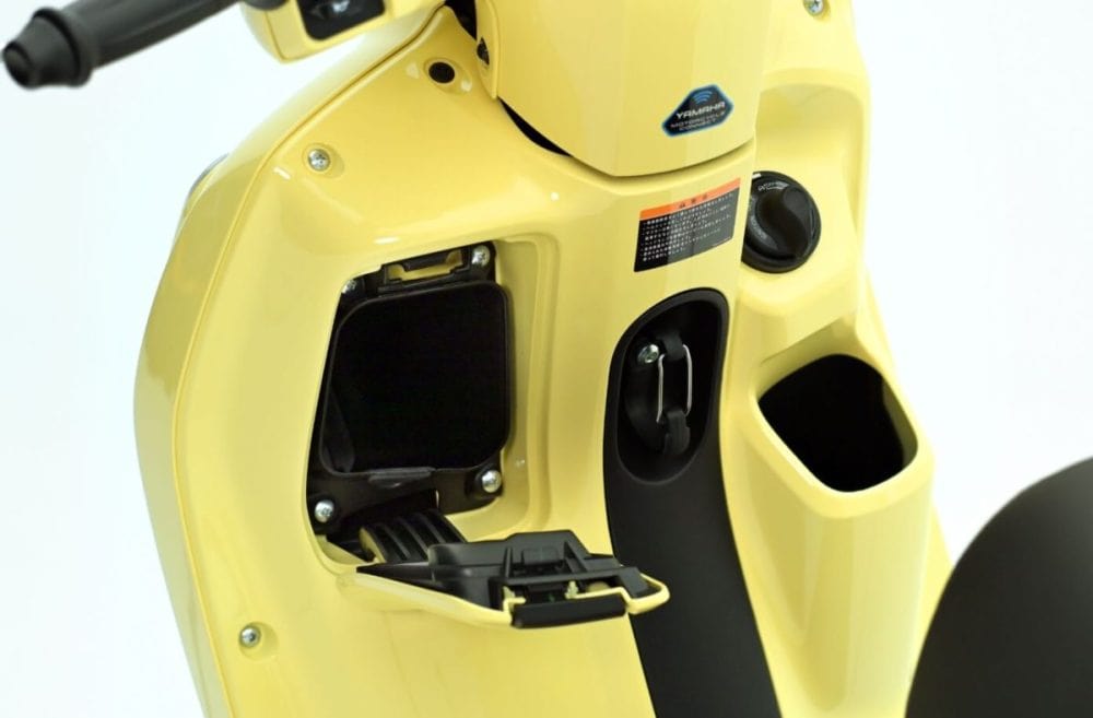 フタ付きのポケット（内側にUSB Type-A端子対応充電ソケットを装備）