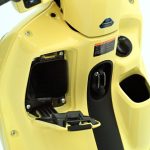 フタ付きのポケット（内側にUSB Type-A端子対応充電ソケットを装備）