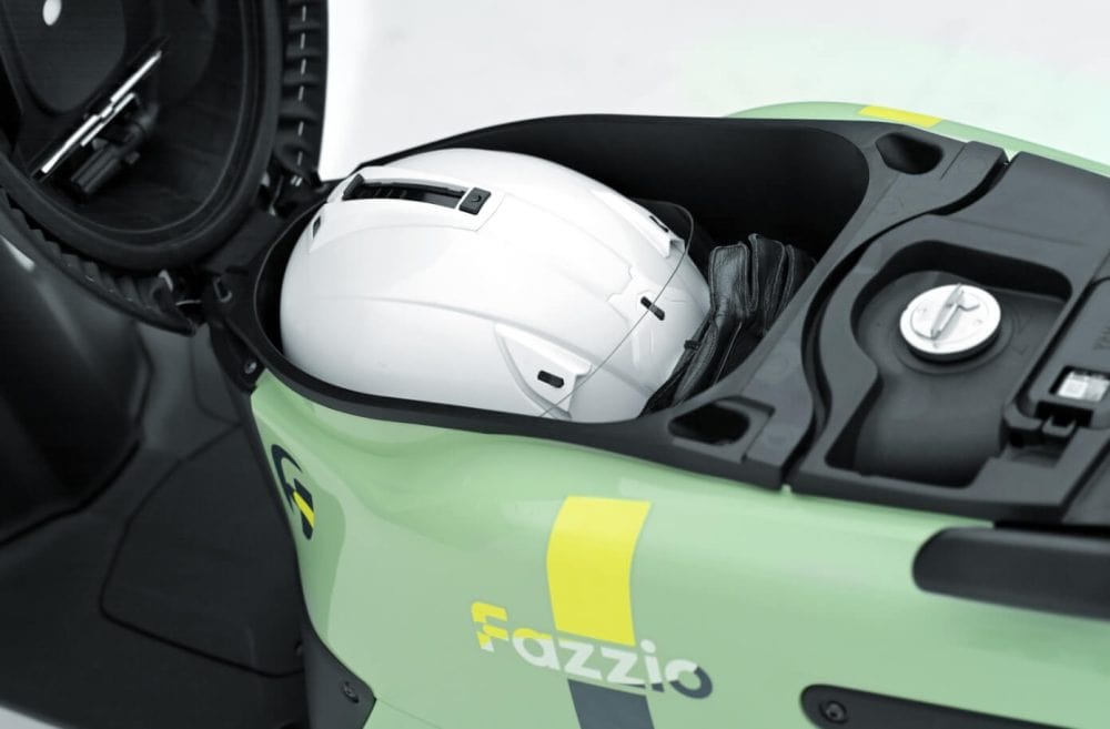 シート下に容量19.1Lのトランク