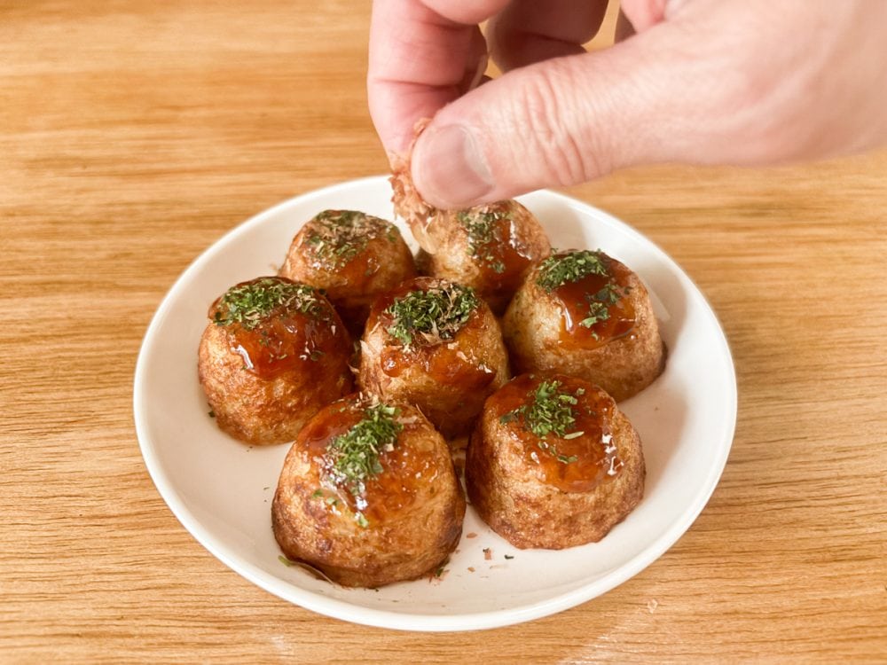 ロピアたこ焼きは製造時に油多めで焼いているのか、それとも揚げているのか、外は香ばしくしっかりとした歯応えがあります